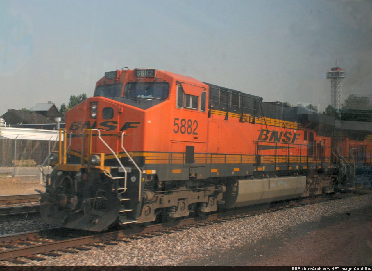 BNSF 5882